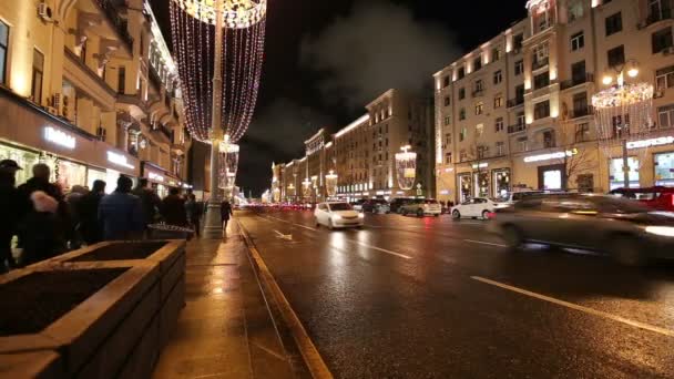 モスクワ ロシア連邦 2018 クリスマスと新年の祝日イルミネーションと夜 ロシア モスクワ市内中心部 トヴェルスカヤ通りクレムリンの近く で車の交通 — ストック動画