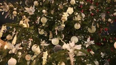 Dekoratif chritmas oyuncaklar ile güzel Noel ağacı