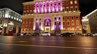 Moskova, Rusya - 07 Ocak 2018: Noel ve yeni yıl tatilleri aydınlatma ve otomobil Moskova şehir merkezinde trafik ve hükümet Tverskaya Caddesi üzerinde gece, Rusya Federasyonu  