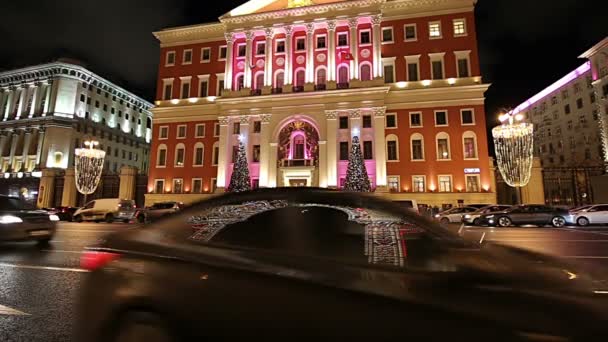 モスクワ ロシア連邦 2018 クリスマスと新年の祝日照明とモスクワ市内中心部の車のトラフィックと政府の夜 ロシア トヴェリ通り建物 — ストック動画