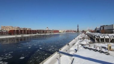 Moskova (Moskva) Nehri dolgu ve Piter susuzluk anıt, Rusya (kış günü) 