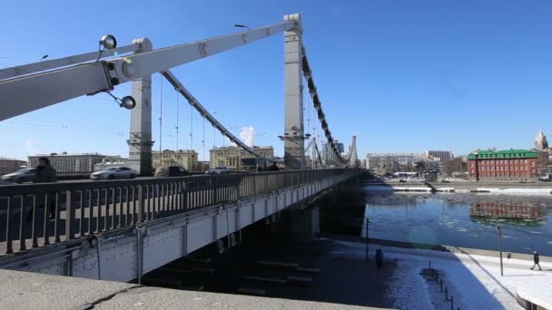 Krymsky ブリッジまたはクリミアのブリッジ 冬の日 はロシアのモスクワで鋼吊橋です クレムリンからモスクワ川 1800 メートル南西にまたがる橋 — ストック動画