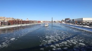 Moskova (Moskva) Nehri dolgu ve Piter susuzluk anıt, Rusya (kış günü) 