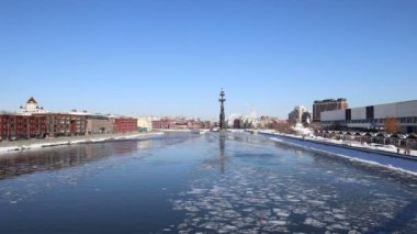 Moskova (Moskva) Nehri dolgu ve Piter susuzluk anıt, Rusya (kış günü) 