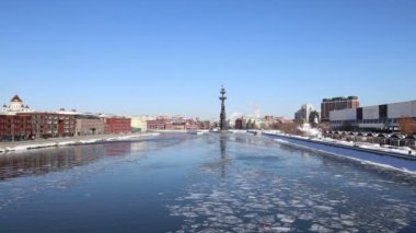Moskova (Moskva) Nehri dolgu ve Piter susuzluk anıt, Rusya (kış günü) 