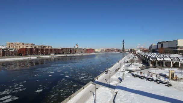 Nabrzeże Rzeki Moskow Moskwa Piter Pragnienie Pomnik Rosja Zimowy Dzień — Wideo stockowe