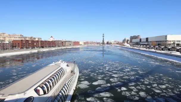 Moskow 莫斯科 河堤和 Piter 干渴纪念碑 冬天天 — 图库视频影像