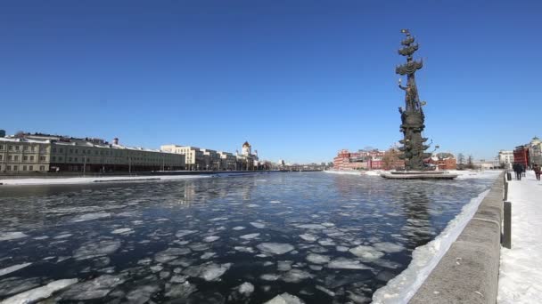 Terraplén Del Río Moskow Moskva Monumento Piter Thirst Rusia Día — Vídeos de Stock