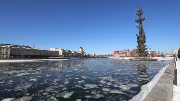 モスクワ 河川堤防と Piter 渇き記念碑 ロシア 冬の日 — ストック動画