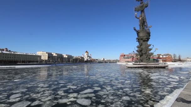 Moskow 莫斯科 河堤和 Piter 干渴纪念碑 冬天天 — 图库视频影像