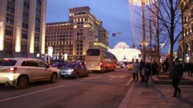 Moskova, Rusya - 04 Ocak 2018: Noel ve yeni yıl tatilleri aydınlatma ve trafik otomobil Moskova şehir merkezinde (Kremlin Tverskaya Street) gece, Rusya Federasyonu  