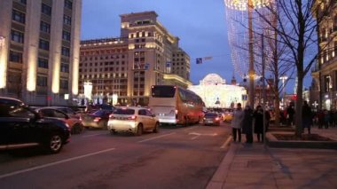 Moskova, Rusya - 04 Ocak 2018: Noel ve yeni yıl tatilleri aydınlatma ve trafik otomobil Moskova şehir merkezinde (Kremlin Tverskaya Street) gece, Rusya Federasyonu  