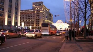 Moskova, Rusya - 04 Ocak 2018: Noel ve yeni yıl tatilleri aydınlatma ve trafik otomobil Moskova şehir merkezinde (Kremlin Tverskaya Street) gece, Rusya Federasyonu  