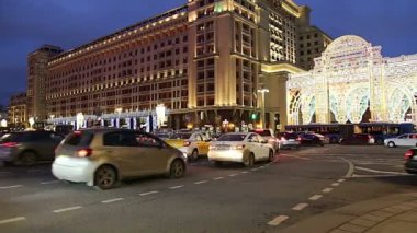 Moskova, Rusya - 04 Ocak 2018: Noel ve yeni yıl tatilleri aydınlatma ve Four Seasons Hotel geceleri. Moskova. Rusya