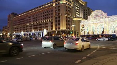 Moskova, Rusya - 04 Ocak 2018: Noel ve yeni yıl tatilleri aydınlatma ve Four Seasons Hotel geceleri. Moskova. Rusya