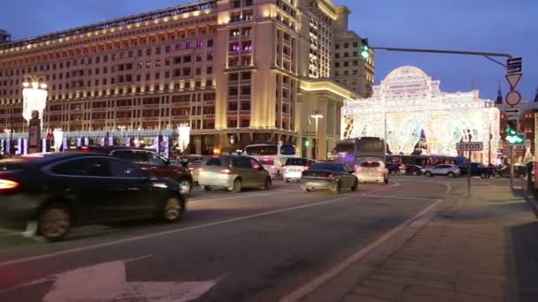莫斯科 2018年1月04日 圣诞节和新年假日在莫斯科市中心 尔街道在克里姆林宫附近 的汽车照明和交通在晚上 — 图库视频影像