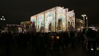 Moskova, Rusya - 04 Ocak 2018: Noel ve yeni yıl tatilleri aydınlatma ve trombonu Meydanı gece. Moscow, Rusya Federasyonu