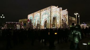 Moskova, Rusya - 04 Ocak 2018: Noel ve yeni yıl tatilleri aydınlatma ve trombonu Meydanı gece. Moscow, Rusya Federasyonu