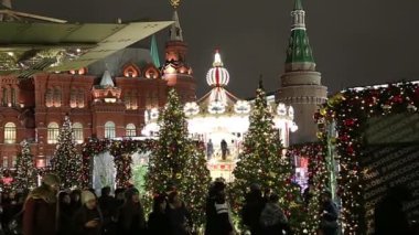 Moskova, Rusya - 04 Ocak 2018: Noel ve yeni yıl tatilleri aydınlatma ve trombonu Meydanı gece. Moscow, Rusya Federasyonu