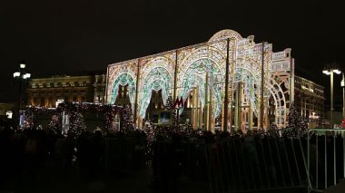 Moskova, Rusya - 04 Ocak 2018: Noel ve yeni yıl tatilleri aydınlatma ve trombonu Meydanı gece. Moscow, Rusya Federasyonu