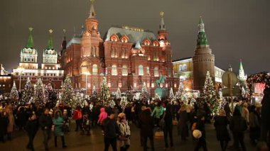 Moskova, Rusya - 04 Ocak 2018: Noel ve yeni yıl tatilleri aydınlatma ve trombonu Meydanı gece. Moscow, Rusya Federasyonu