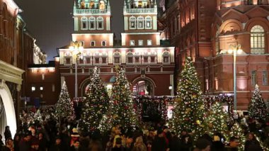 Moskova, Rusya - 04 Ocak 2018: Noel ve yeni yıl tatilleri aydınlatma ve trombonu Meydanı gece. Moscow, Rusya Federasyonu