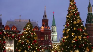 Moskova, Rusya - 04 Ocak 2018: Noel ve yeni yıl tatilleri aydınlatma ve trombonu Meydanı gece. Moscow, Rusya Federasyonu