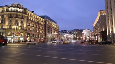 Moskova, Rusya - 04 Ocak 2018: Noel ve yeni yıl tatilleri aydınlatma ve trafik otomobil Moskova şehir merkezinde (Kremlin Tverskaya Street) gece, Rusya Federasyonu  