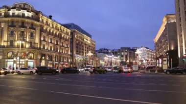 Moskova, Rusya - 04 Ocak 2018: Noel ve yeni yıl tatilleri aydınlatma ve trafik otomobil Moskova şehir merkezinde (Kremlin Tverskaya Street) gece, Rusya Federasyonu  