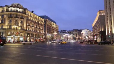Moskova, Rusya - 04 Ocak 2018: Noel ve yeni yıl tatilleri aydınlatma ve trafik otomobil Moskova şehir merkezinde (Kremlin Tverskaya Street) gece, Rusya Federasyonu  