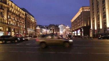 Moskova, Rusya - 04 Ocak 2018: Noel ve yeni yıl tatilleri aydınlatma ve trafik otomobil Moskova şehir merkezinde (Kremlin Tverskaya Street) gece, Rusya Federasyonu  