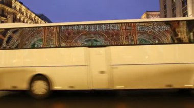 Moskova, Rusya - 04 Ocak 2018: Noel ve yeni yıl tatilleri aydınlatma ve trafik otomobil Moskova şehir merkezinde (Kremlin Tverskaya Street) gece, Rusya Federasyonu  