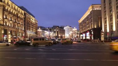 Moskova, Rusya - 04 Ocak 2018: Noel ve yeni yıl tatilleri aydınlatma ve trafik otomobil Moskova şehir merkezinde (Kremlin Tverskaya Street) gece, Rusya Federasyonu  