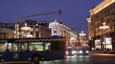 Moskova, Rusya - 04 Ocak 2018: Noel ve yeni yıl tatilleri aydınlatma ve trafik otomobil Moskova şehir merkezinde (Kremlin Tverskaya Street) gece, Rusya Federasyonu  
