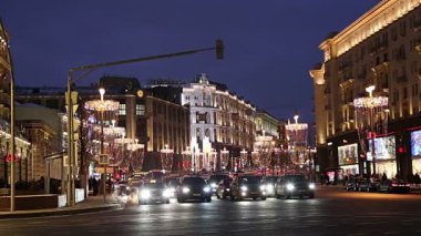 Moskova, Rusya - 04 Ocak 2018: Noel ve yeni yıl tatilleri aydınlatma ve trafik otomobil Moskova şehir merkezinde (Kremlin Tverskaya Street) gece, Rusya Federasyonu  