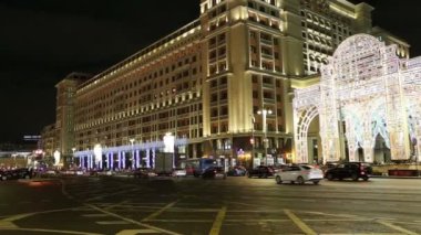 Moskova, Rusya - 04 Ocak 2018: Noel ve yeni yıl tatilleri aydınlatma ve Four Seasons Hotel geceleri. Moskova. Rusya