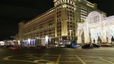 Moskova, Rusya - 04 Ocak 2018: Noel ve yeni yıl tatilleri aydınlatma ve Four Seasons Hotel geceleri. Moskova. Rusya