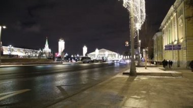 Moskova, Rusya - 04 Ocak 2018: Noel ve yeni yıl tatilleri aydınlatma ve trombonu Meydanı gece. Moscow, Rusya Federasyonu