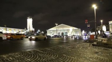 Moskova, Rusya - 04 Ocak 2018: Noel ve yeni yıl tatilleri aydınlatma ve trombonu Meydanı gece. Moscow, Rusya Federasyonu
