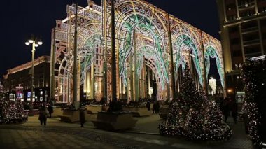 Moskova, Rusya - 04 Ocak 2018: Noel ve yeni yıl tatilleri aydınlatma ve trombonu Meydanı gece. Moscow, Rusya Federasyonu
