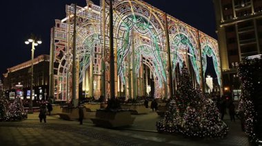 Moskova, Rusya - 04 Ocak 2018: Noel ve yeni yıl tatilleri aydınlatma ve trombonu Meydanı gece. Moscow, Rusya Federasyonu