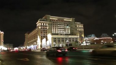 Moskova, Rusya - 04 Ocak 2018: Noel ve yeni yıl tatilleri aydınlatma ve Four Seasons Hotel geceleri. Moskova. Rusya