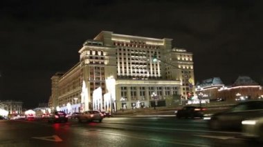 Moskova, Rusya - 04 Ocak 2018: Noel ve yeni yıl tatilleri aydınlatma ve Four Seasons Hotel geceleri. Moskova. Rusya