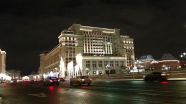 Moskova, Rusya - 04 Ocak 2018: Noel ve yeni yıl tatilleri aydınlatma ve Four Seasons Hotel geceleri. Moskova. Rusya