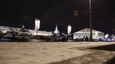 Moskova, Rusya - 04 Ocak 2018: Christmas (yeni yıl) tatil aydınlatma ve kutsal Prens Vladimir Borovitskaya Meydanı yakınındaki Kremlin, Rusya Moskova'da büyük anıt