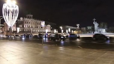 Moskova, Rusya - 04 Ocak 2018: Christmas (yeni yıl) tatil aydınlatma ve kutsal Prens Vladimir Borovitskaya Meydanı yakınındaki Kremlin, Rusya Moskova'da büyük anıt