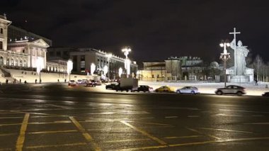 Moskova, Rusya - 04 Ocak 2018: Christmas (yeni yıl) tatil aydınlatma ve kutsal Prens Vladimir Borovitskaya Meydanı yakınındaki Kremlin, Rusya Moskova'da büyük anıt