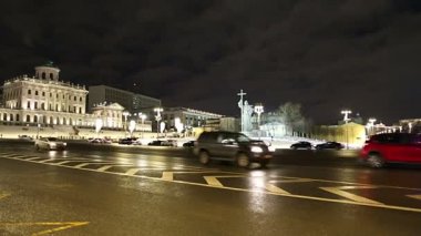 Moskova, Rusya - 04 Ocak 2018: Christmas (yeni yıl) tatil aydınlatma ve kutsal Prens Vladimir Borovitskaya Meydanı yakınındaki Kremlin, Rusya Moskova'da büyük anıt