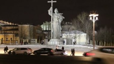Moskova, Rusya - 04 Ocak 2018: Christmas (yeni yıl) tatil aydınlatma ve kutsal Prens Vladimir Borovitskaya Meydanı yakınındaki Kremlin, Rusya Moskova'da büyük anıt