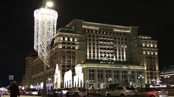モスクワ ロシア連邦 2018 クリスマスと新年の祝日照明とフォーシーズンズ ホテル夜間 モスクワ ロシア — ストック動画